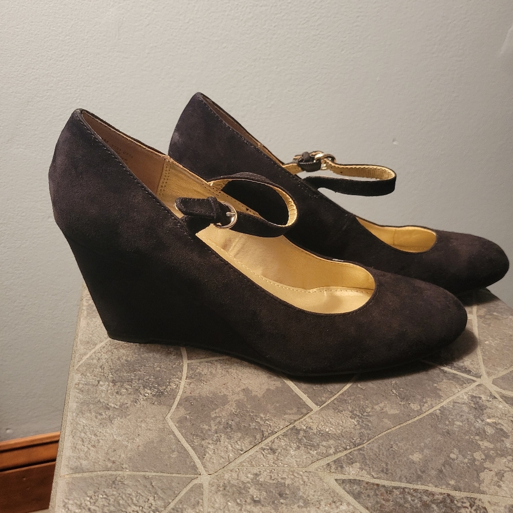 Bandolino Suede Wedge Size 8